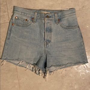 Levis Wedgie Short. Size 26